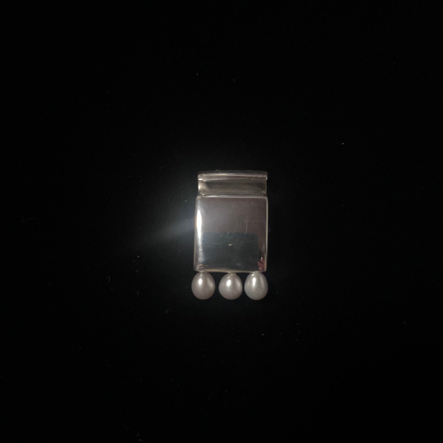 Obscure Pearl Necklace