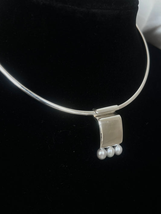 Obscure Pearl Necklace